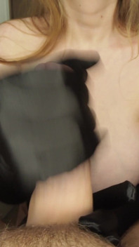 Me puse un corsé y guantes de satén y lo masturbé hasta que se vino con ellos
