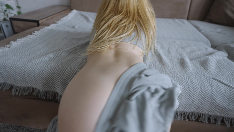 Verlonis: Adi tiri nggak bisa berdiri dan mengesampingkan bukunya untuk nyepong...