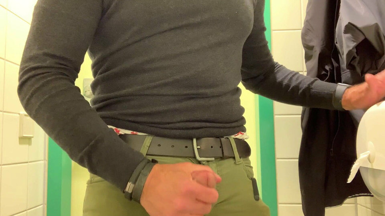 TJenner: Geil den ganzen tag, also reibe ich einen am Badezimmer...