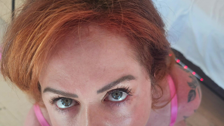 Tommy Wood XXX: Une rousse mature à gros nichons se fait sodomiser, cul à chatte
