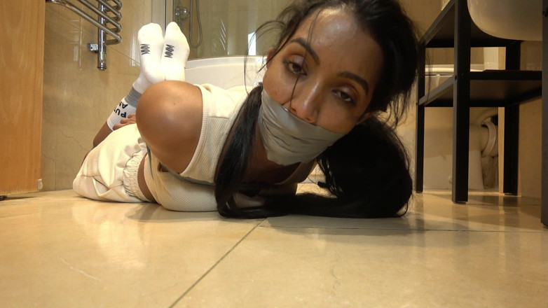 Latina Fetish: Captivitatea lui Courtney: înregistrat și tape Wrap căluș în Interogatoriu impletit și umilință!