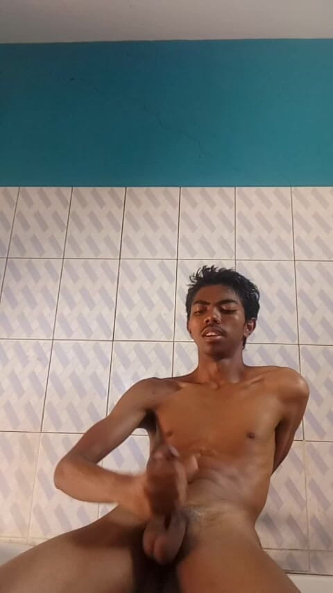 Rent A Gay Productions: Yo haciendo una paja caliente en el baño