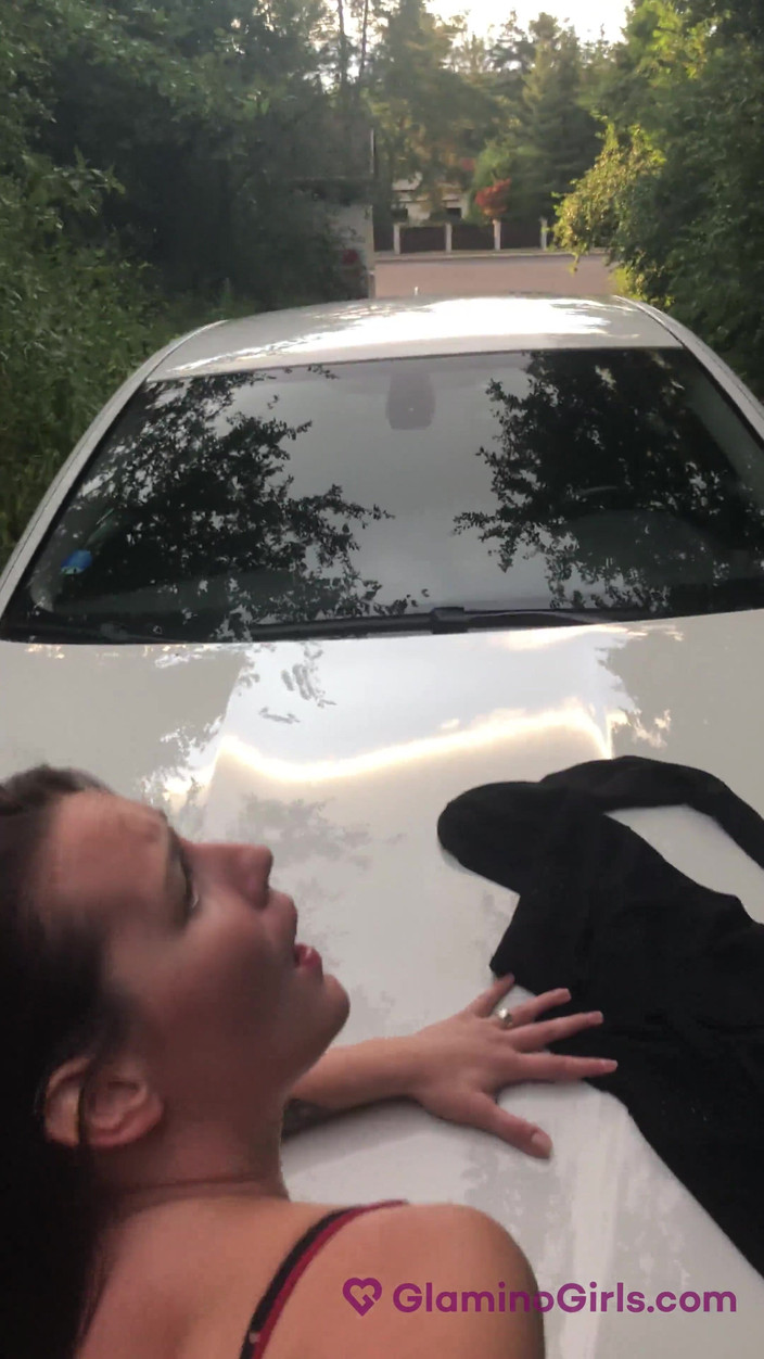 Glamino Girls: Ragazze glamino 23 - parte 2 scopa sopra l'auto di lusso