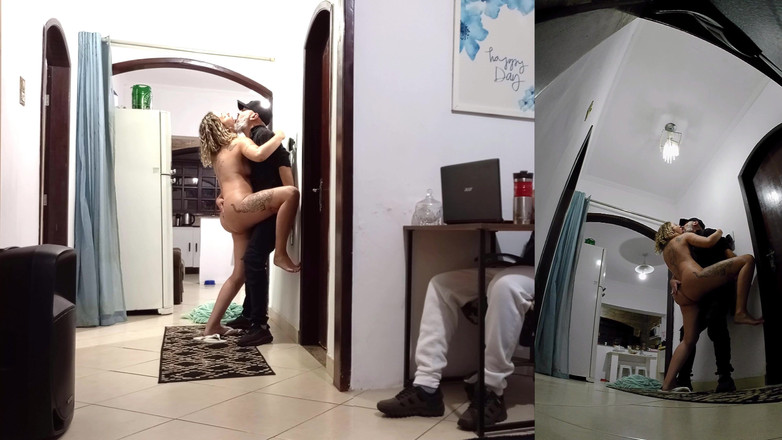 Victor SweetCoupleStories: Echte ehefrau betrügt ihren ehemann, während er beim lieferboten Kopfhörer...