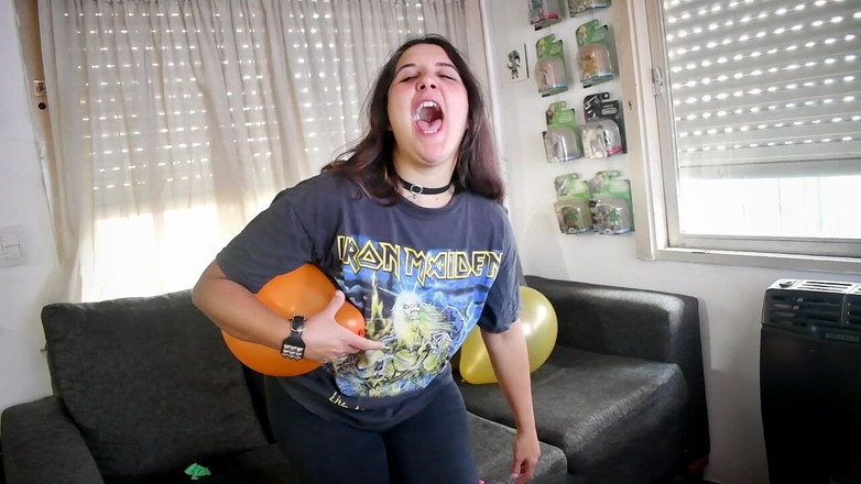 Bunny Looner: Chica de metal hace estallar todos los globos antes de...