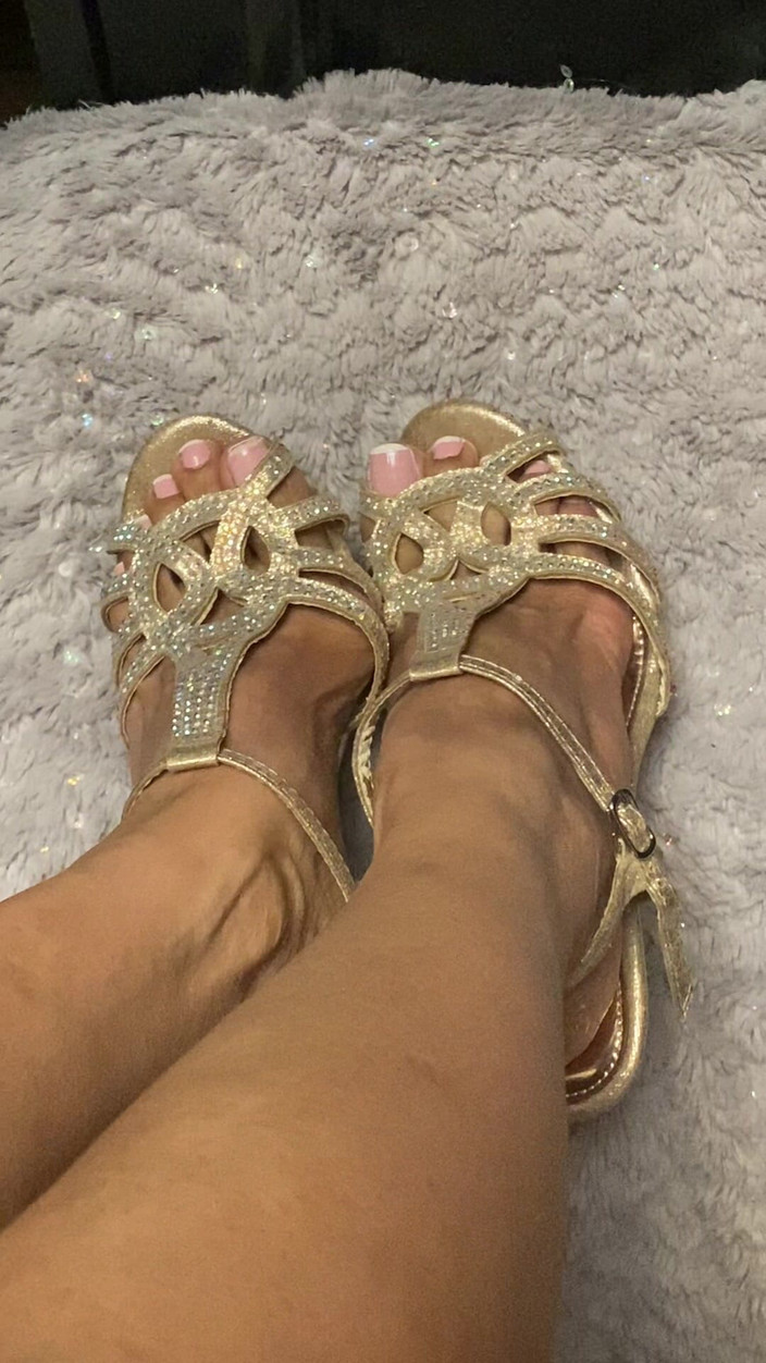 Naelor: Kaki jenjang cewek seksi dengan kaki jenjang ini dientot habis-habisan...