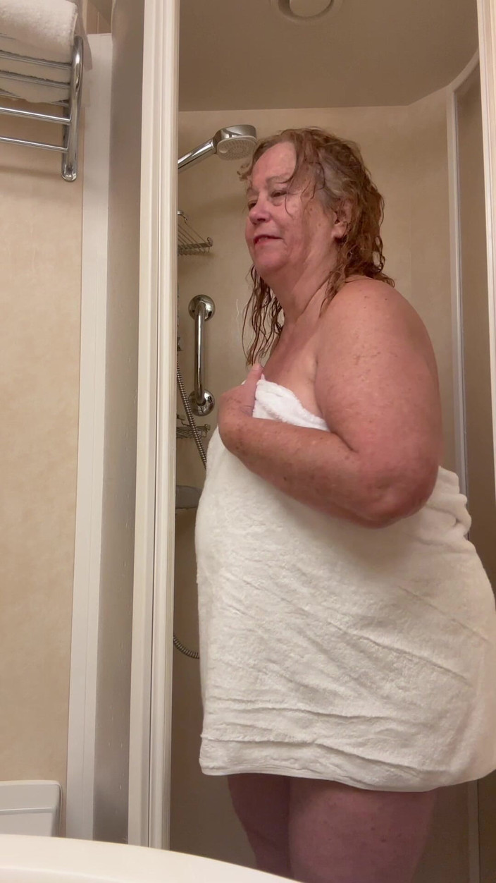 Big Ass 4 U: Bunicuța face duș după ce a turnat bombat peste tot