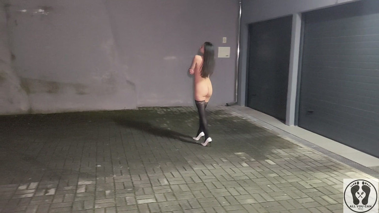 All You Can Fetish: Marche risquée à poil dans tout mon bâtiment pisse dehors