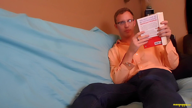 Man Puppy: 巨大的书试图忽视你