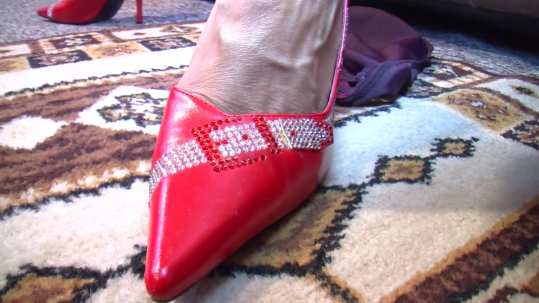 Mature Climax - 100% Mature Videos: Mature in red heels masturbates in a close-up video with...