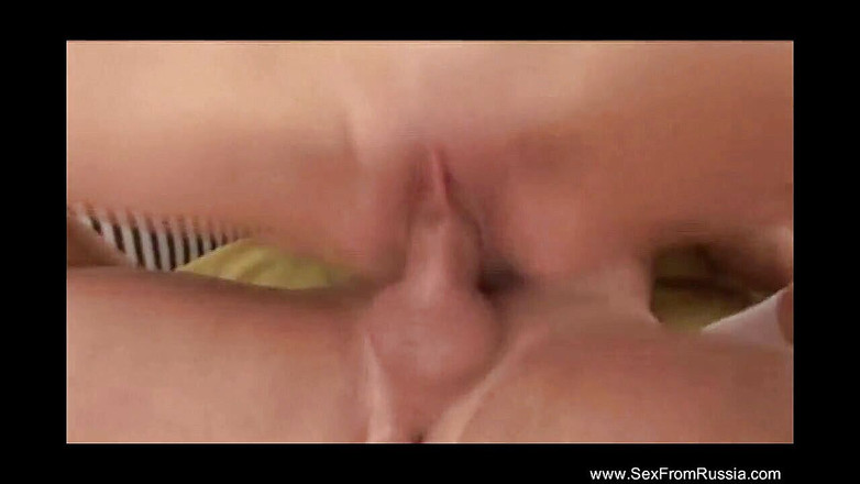Sex From Russia: Blonďatá teenagerka je análně ošukaná jejím přítelem na gauči