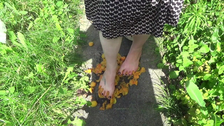 Goddess Misha Goldy: I will feed you from my feets &amp; toes! Apricots crush...