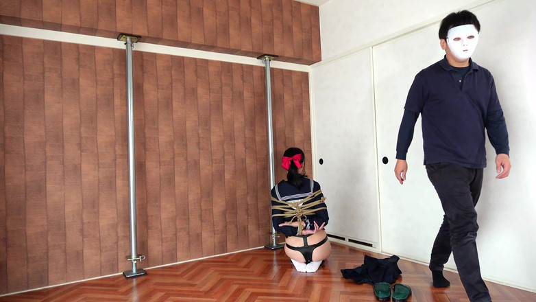 ushirosugatanomiki: Seorang gadis dihukum di sudut bilik