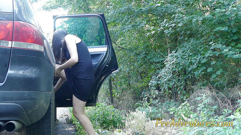 Pee Adventures: Venku se převléká na mokré čůrání