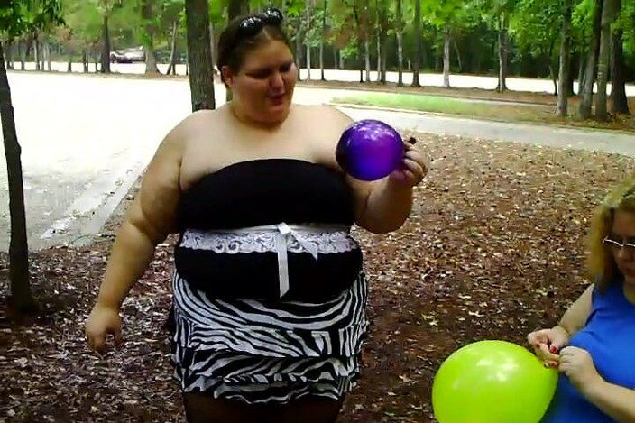 BBW nurse Vicki adventures with friends: 2 bbws are balloon blowing and popping