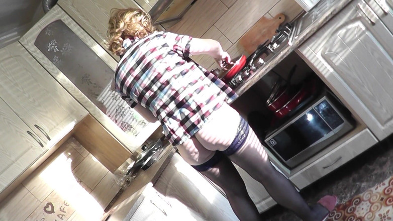 XXX-Platinum: Naked Cooking. Sexy Stepmom MILF Without Panties and Bra in...