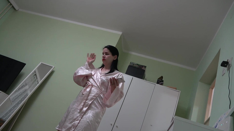 Anna Sky: Sexy kouření od obryně Anny a ponížení drobného hosta