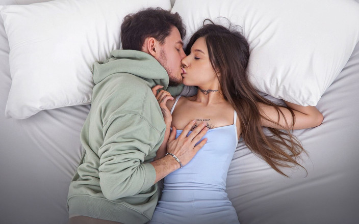 Luna Evans: Luna Evans Gives Sloppy Deepthroat and Gets Covered in Cum