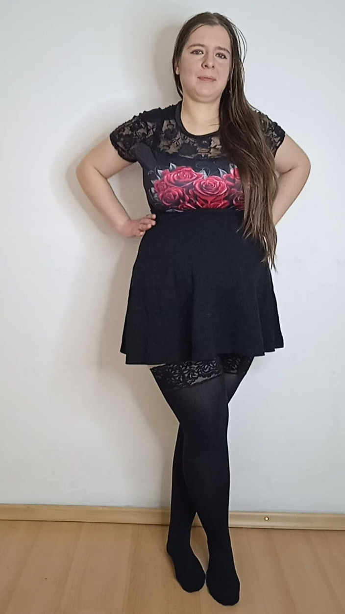 Lena Rose: Stoking hitam dan rok pendek coba di