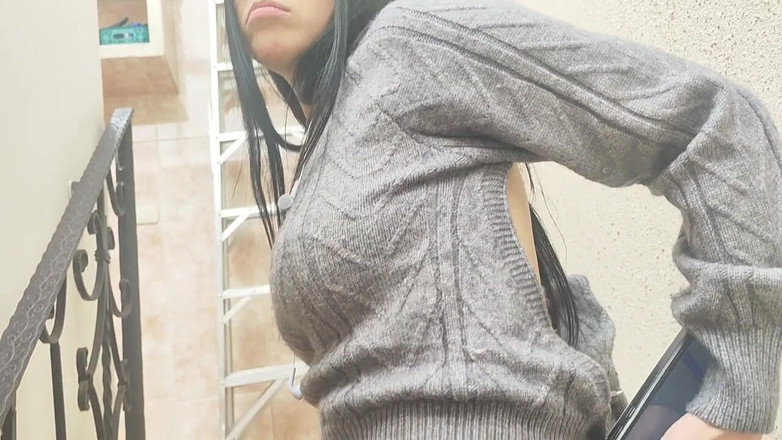 Crisanto999: Przekonałem moją piękną zdzirowatą przyrodnią kuzynkę, aby iść do łazienki, aby...