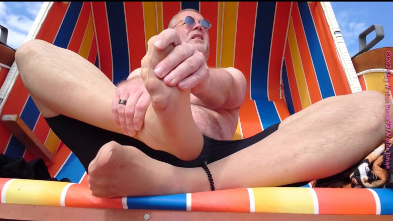 Carmen_Nylonjunge: Nylon feet in a beach chair ** North sea holidays 2019 **