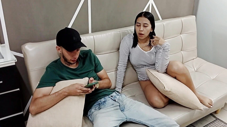 Vayolet: 我女朋友的淫荡继妹引诱我操她的阴户 - 西班牙语色情片