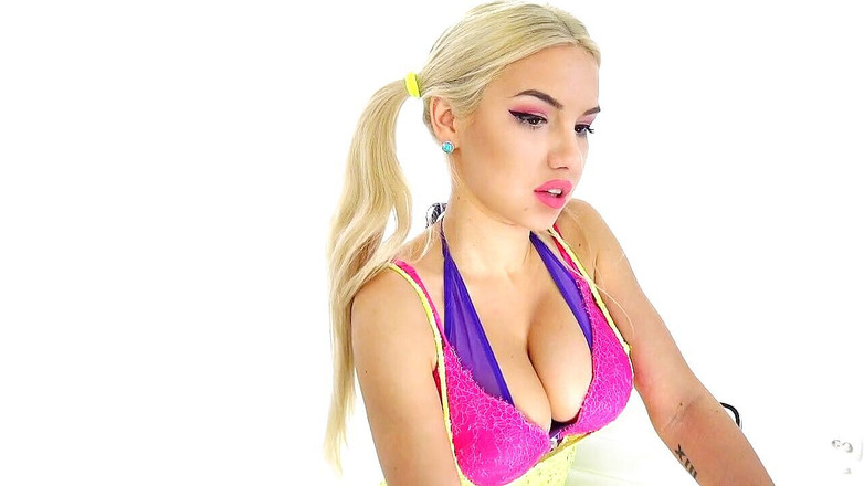 Lisa Cummm: 饥渴的金发女孩