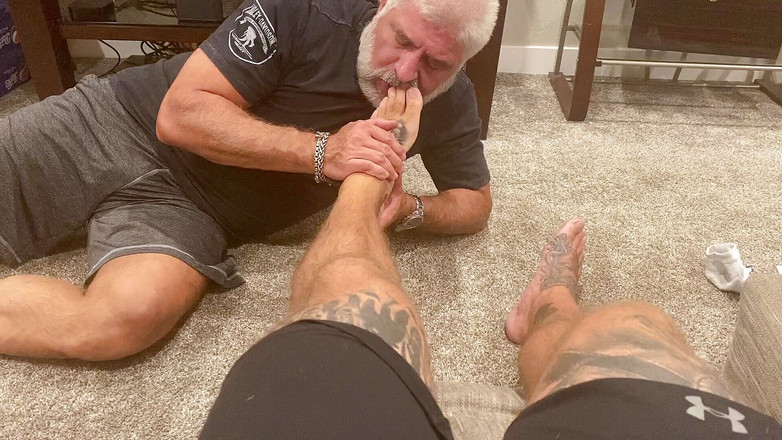 MasculineJason - Jason Collins: Esclavo de pies adorando mis pies!