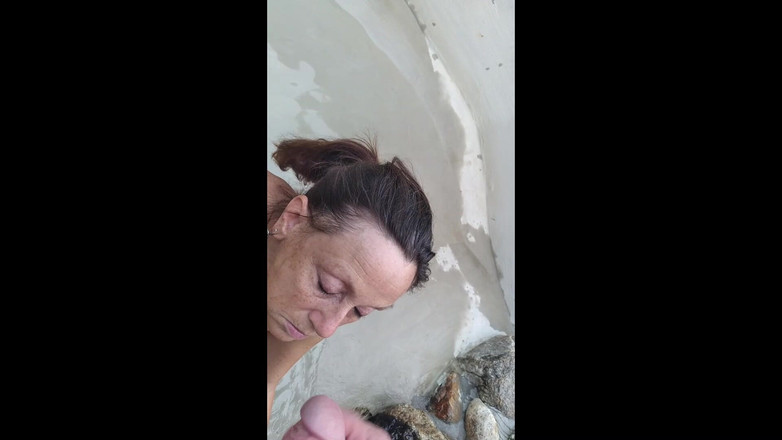 Candi Annie: Candi Annie zuigt pik en slikt sperma in de fontein