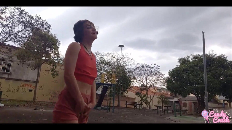 Candy Kush: प्यारी कमसिन बाहर पेशाब कर रही थी और उसे बड़ा लंड चूसना पड़ा