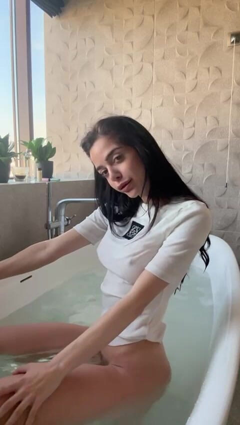 silicone_brunette: Miss Wet T恤在浴室里戏弄你