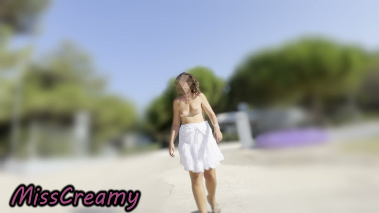 Miss Creamy: Ekshibicjonista nauczyciel ryzykowne cycki Flash nagi spacer publicznymi ulicami Francji...