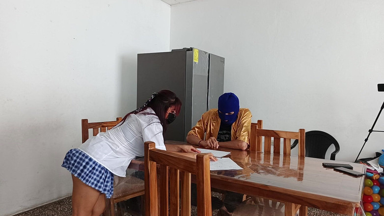 Goky: I slutet filmas hon som visar sina stora bröst