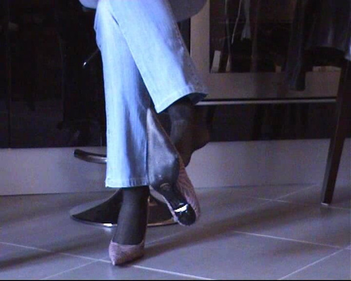 Nyllady: Gra obuwia w czarnych rajstopach i różowych czółenkach