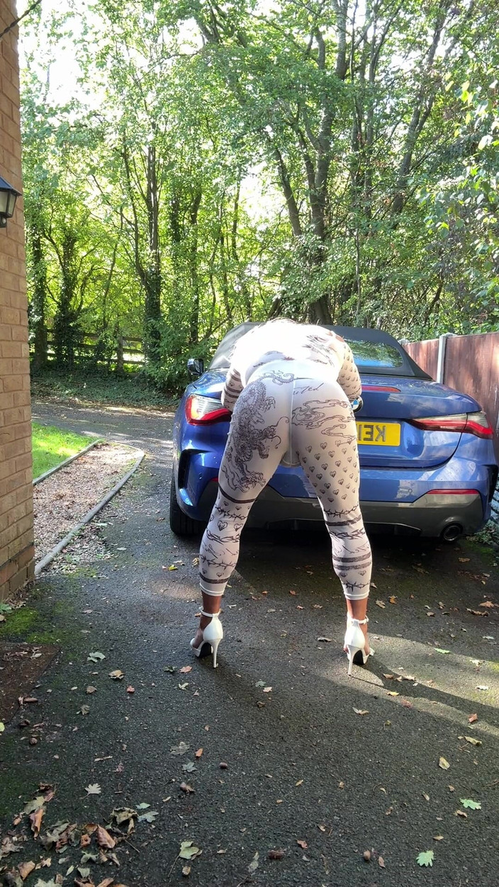 Kellycd2022: Sexy Crossdresser Kellycd2022 v sexy bílé kombinéze a podpatcích