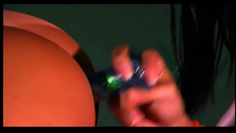 Hand Lotion Studios: Lesbian berkongkek berhampiran kolam kerana mereka menjadi miang