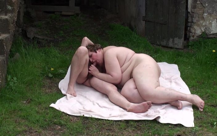 Muschi movie official: Une BBW se fait baiser sauvagement dans la campagne avec...