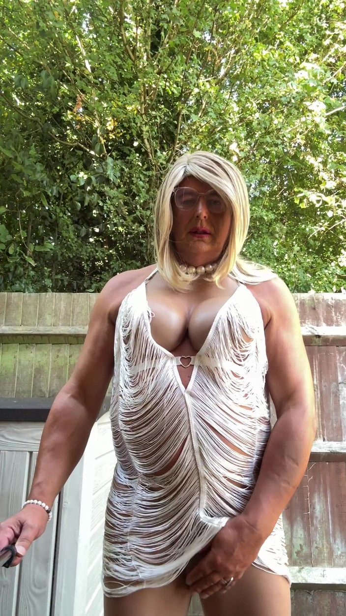 Kellycd2022: Travestit sexy Kellycd2022 în rochie cu ciucuri albi și tocuri