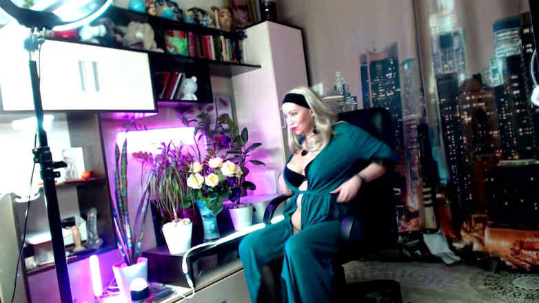 AimeeParadise: Aimee milf caliente sí, soy tu puta sucia madura Fóllame...