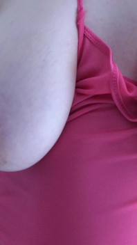 Sexy mit ihren steckenden titten und ihrem großen behaarten busch