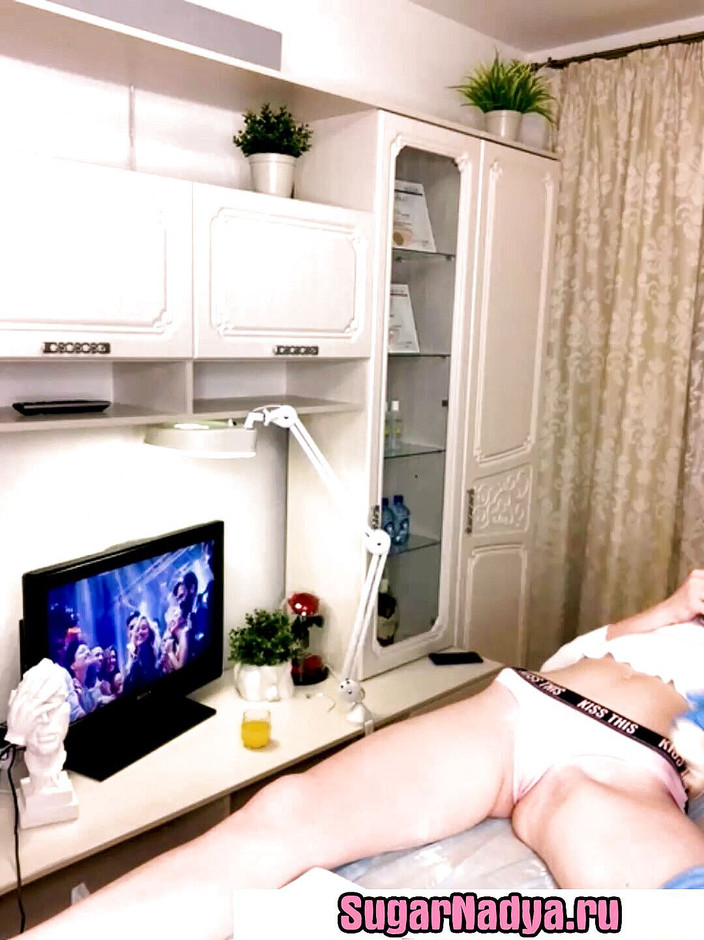 SugarNadya: SugarNadya si voskuje nohy pro klienta s nádherným a sexy...