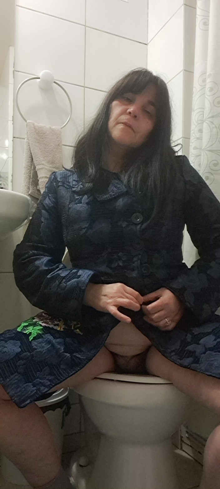 Mommy big hairy pussy: 熟女はコートの下で裸で外出します