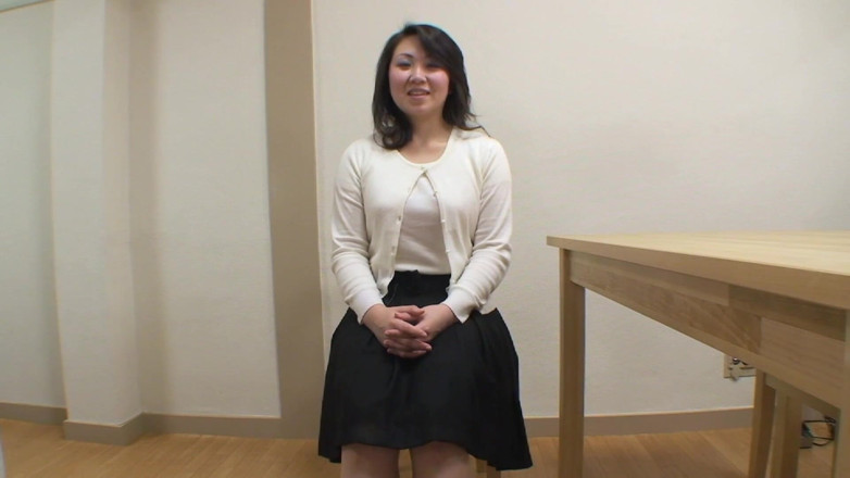 Asiatiques: Harige milf plaagt de camera bij casting