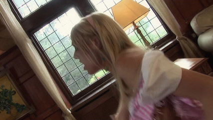 Very hot hardcore: Un vecchio arrapato trapana la figa di una cameriera bionda...