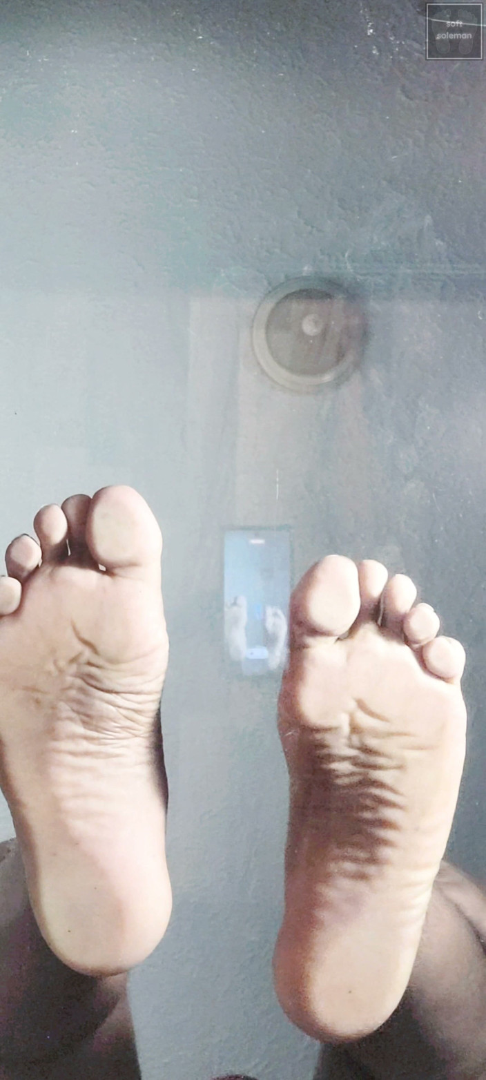 Soft Soleman: Paparkan tapak saya di atas meja kaca (2026)