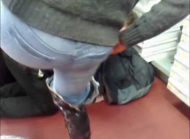Foot Girls: Elle utilise un esclave comme chaise pour essayer des bottes