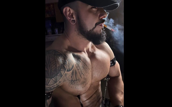 Reds and Muscles: Lumière, branlette et éjaculation intense