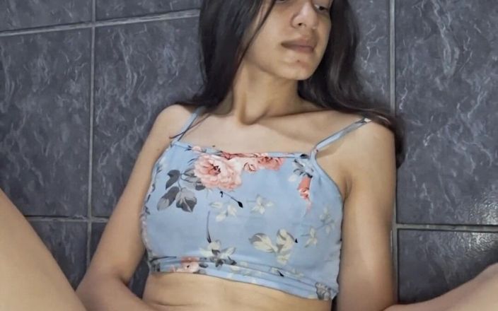 Alice Lima: Brazilská Alice Lima se nahrává v koupelně doma při masturbaci