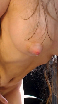 Une jeune belle-mère sexy à gros nichons se masturbe