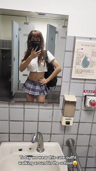 NotAFuta: Vysokoškolská cesta Pt1 exhibicionistka Gina nosí roztomilou Lewd Uniformu na...